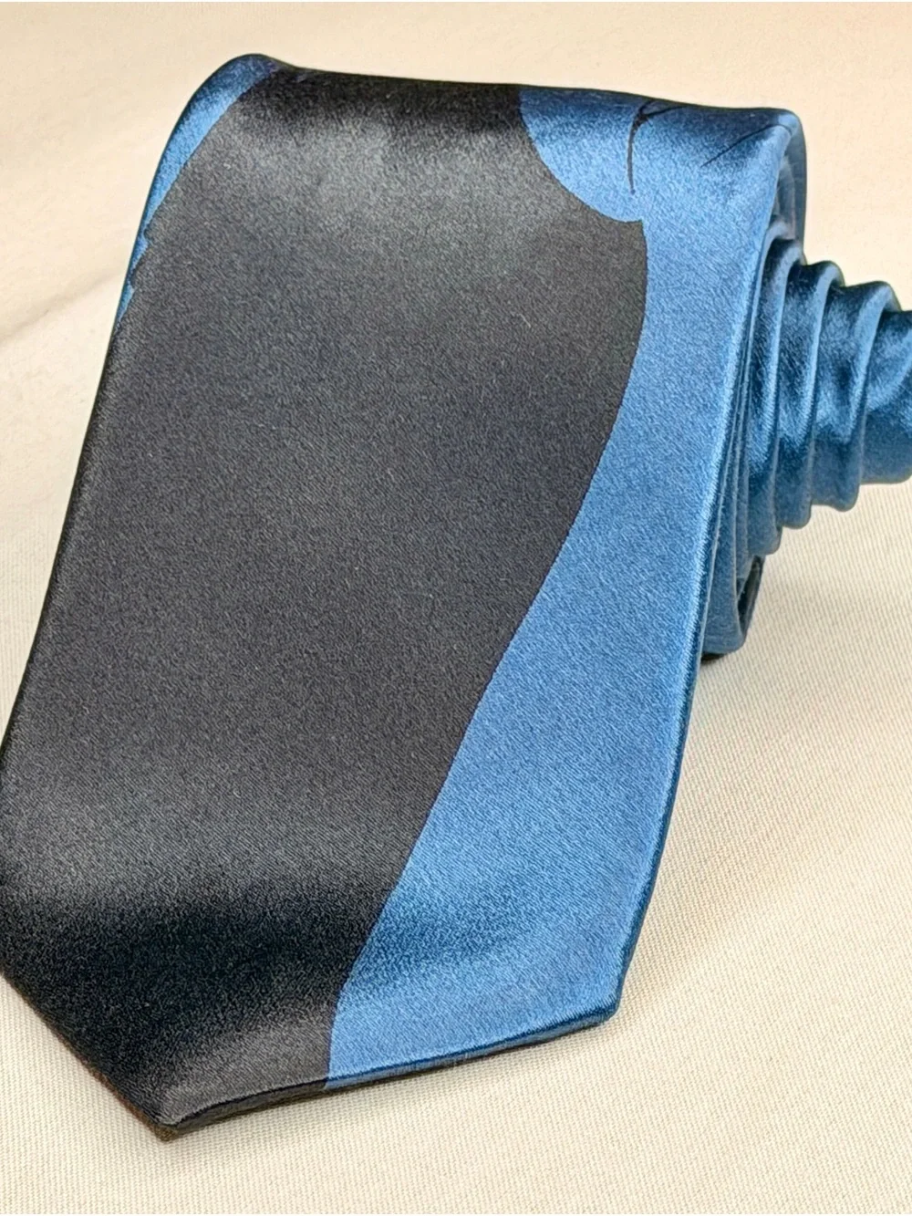 Rare Oscar de la Renta 100% Silk Designer Tie – Blue & Black Art Deco